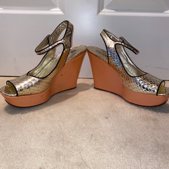 Prada gold sling back peep toe wedge with black trim size 7 - Picture 6 of 13